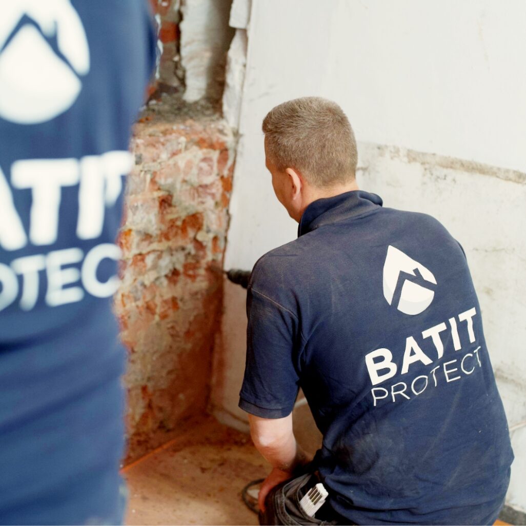 Techniciens HUMY réalisant un traitement humidité dans les murs