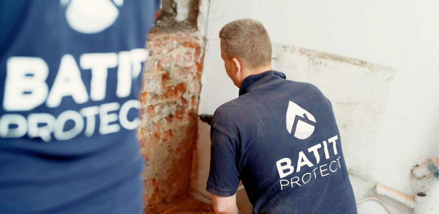 Techniciens HUMY réalisant un traitement humidité dans les murs