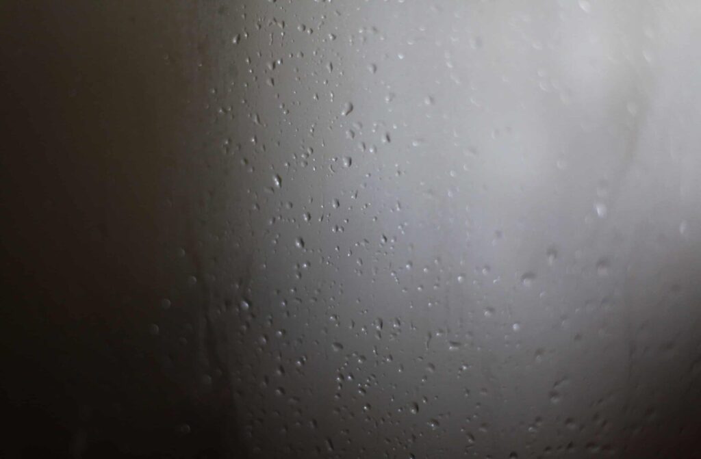 Humidité sur les murs et fenêtres des chambres à coucher : causes et remèdes