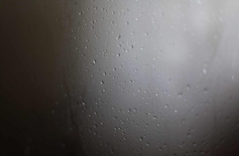 Humidité sur les murs et fenêtres des chambres à coucher : causes et remèdes