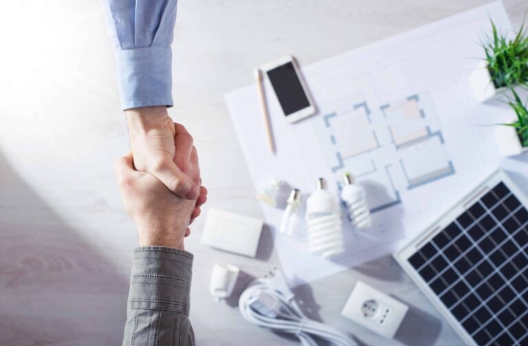 Serrage de main entre un client et un membre de l’équipe HUMY symbolisant un accord ou confiance
