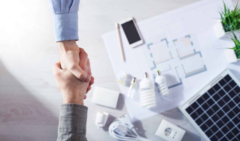 Serrage de main entre un client et un membre de l’équipe HUMY symbolisant un accord ou confiance