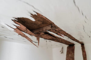 Plafond fissuré par infiltration d'eau